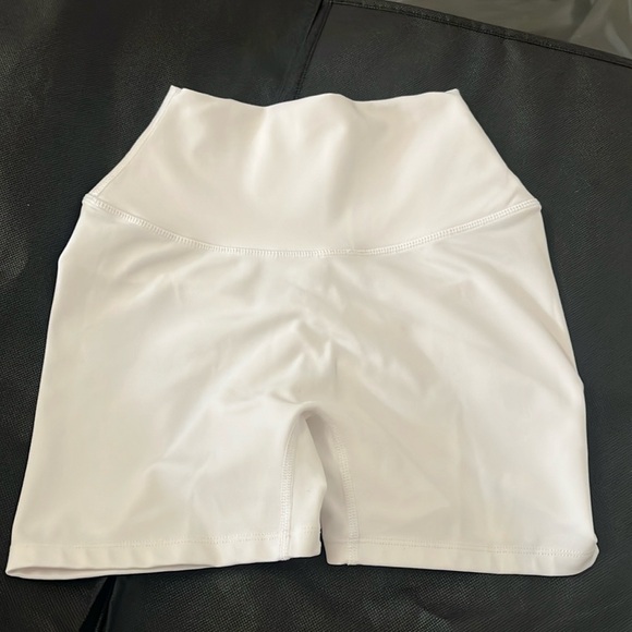 CSB SERENITY SCRUNCH SHORTS 4" - Picture 5 of 6